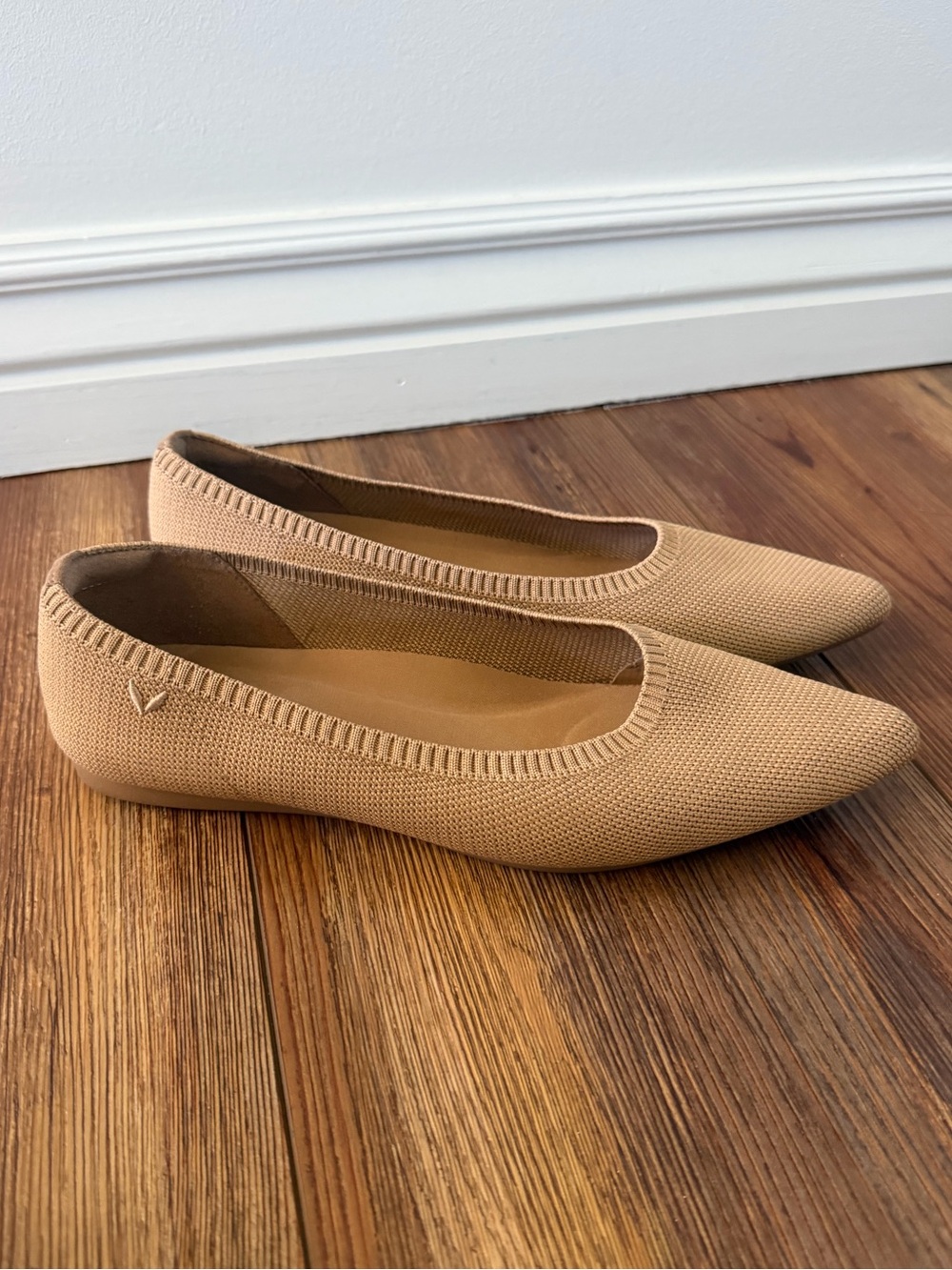 Vavaia Pointed-Toe Ballet Flats (Aria 5°) 
slip on washable tan Size  9